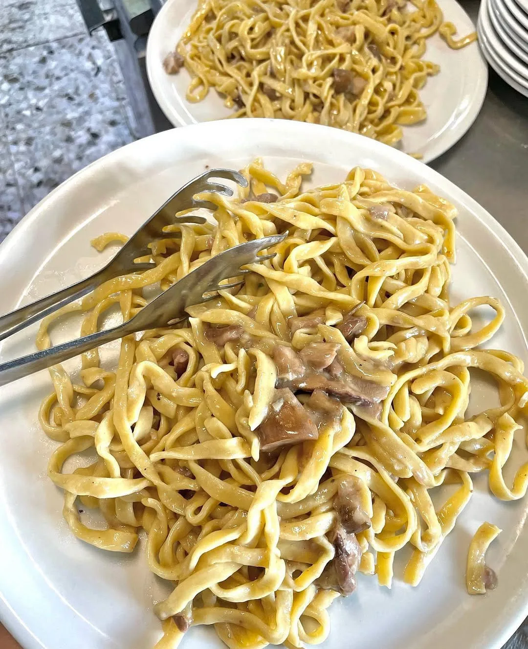 Tagliatelle ai funghi servite in cucina